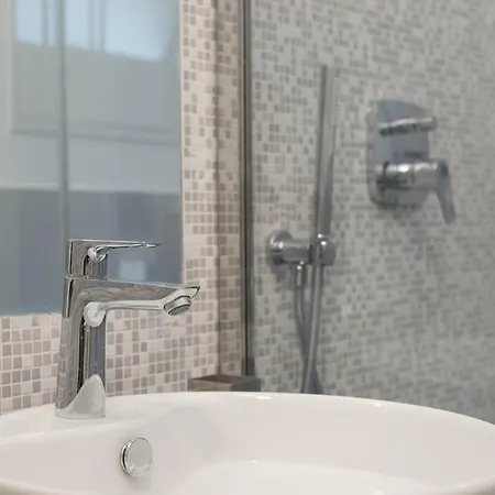דירה Quiet Pied A Terre With Terrace In Borgo Pio רומא