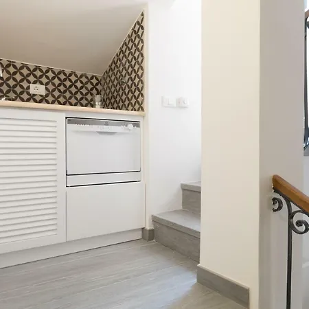 Apartament Quiet Pied A Terre With Terrace In Borgo Pio Rzym