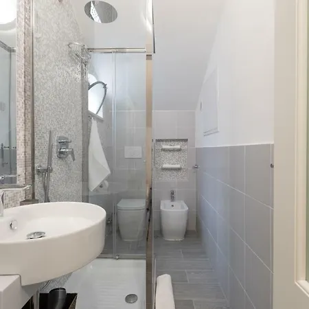 Apartament Quiet Pied A Terre With Terrace In Borgo Pio Rzym