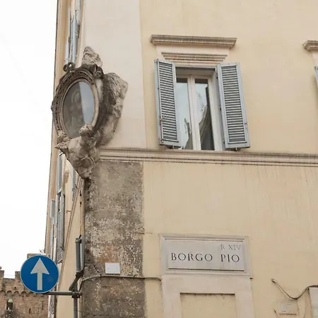 Quiet Pied A Terre With Terrace In Borgo Pio * Roma