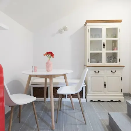 Quiet Pied A Terre With Terrace In Borgo Pio Apartament Rzym